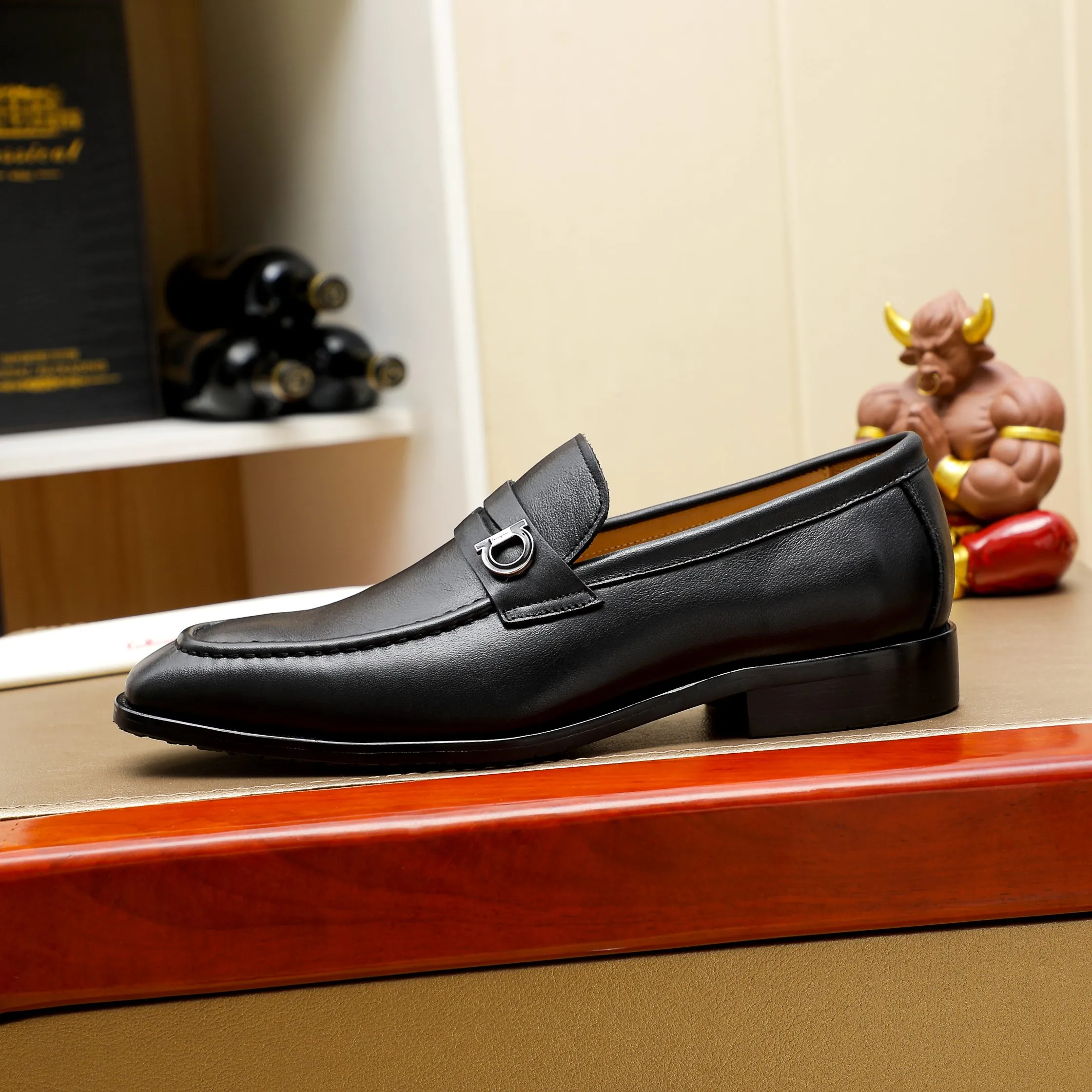 Men's shoes 💰460 🕷🕷🐂【Ferragamo】Ferragamo Popular fashionable leather shoes🇨🇳Official website counter 1:1 production, original mold opening💯Good quality visible, imported high-end first-layer waxed calfskin, water-dyed🐂leather lining🌿very clear texture, high-quality waterproof, non-slip and wear-resistant outsole🎋high quality and low price, truly handmade🍓3 colors available! Code number 38-44……(45.46.Customized)